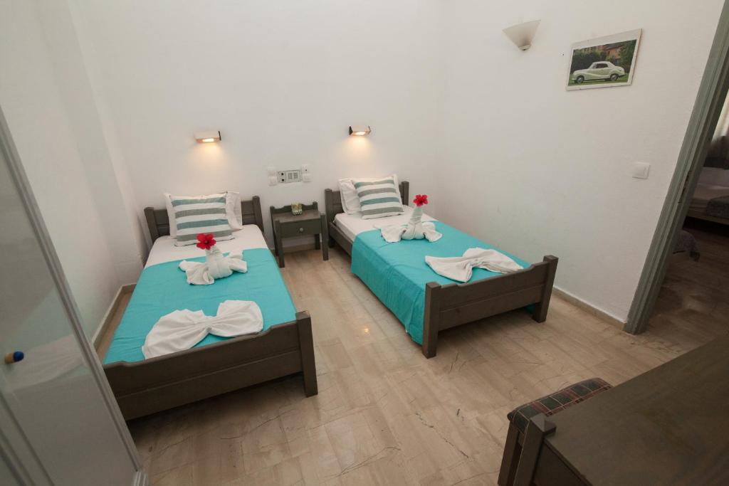 Łóżko lub łóżka w pokoju w obiekcie Vasilakis Studios & Apartments