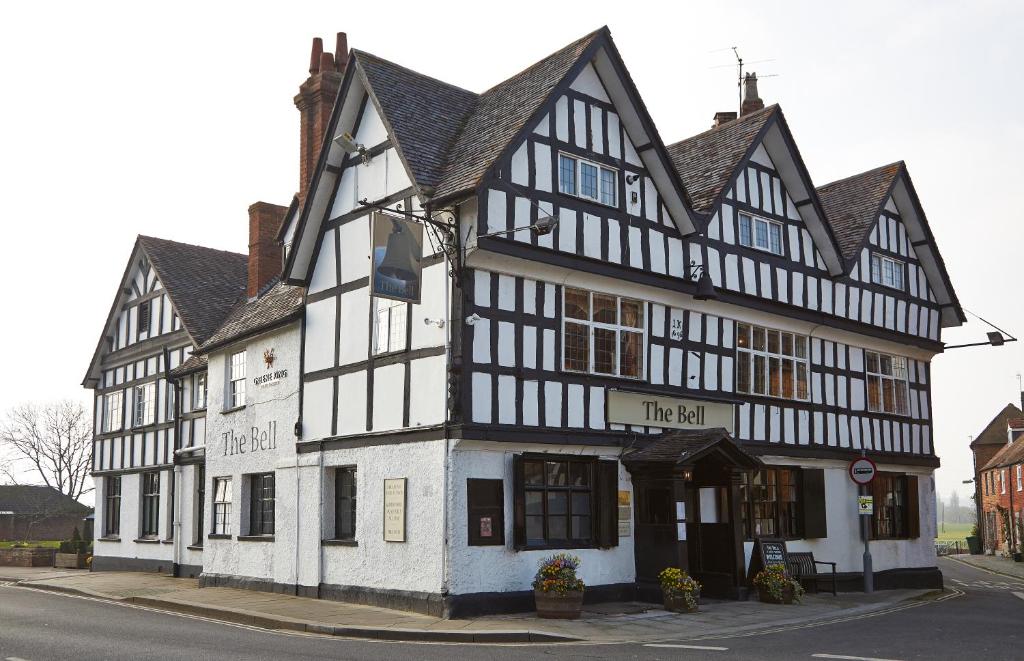 um edifício preto e branco na esquina de uma rua em Bell Hotel by Greene King Inns em Tewkesbury