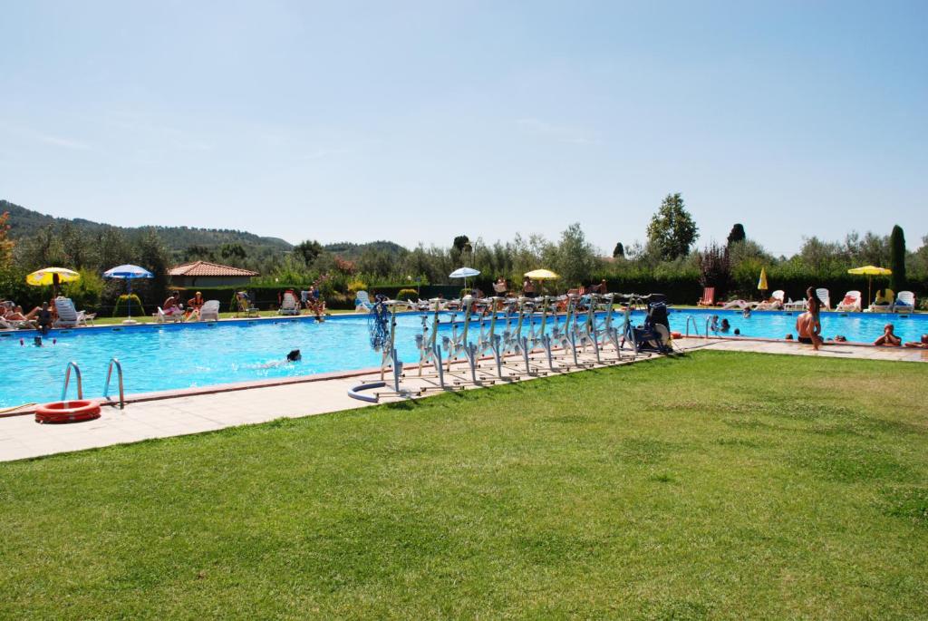 Bazén v ubytování Lido Camping Village nebo v jeho okolí