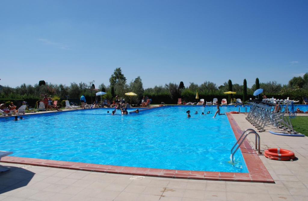 Bazén v ubytování Lido Camping Village nebo v jeho okolí