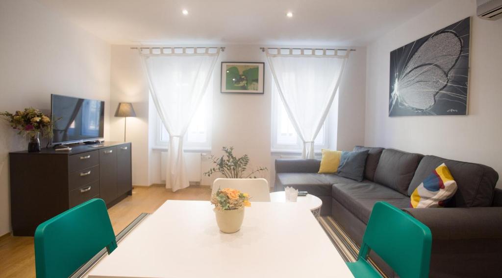 un soggiorno con un divano e un tavolo di Apartments S&A a Zagabria