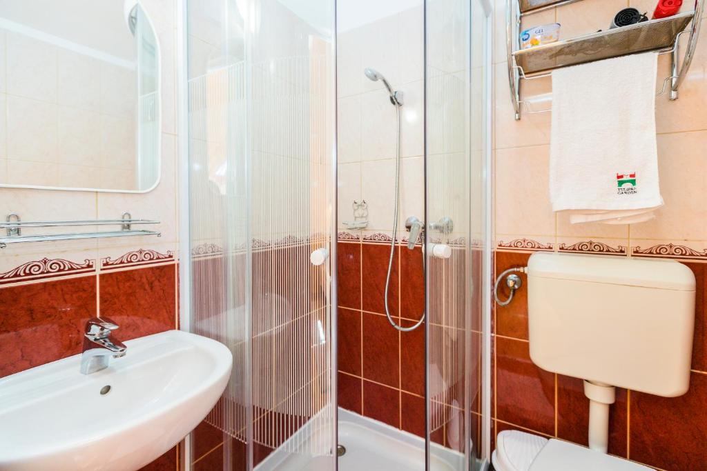 Kúpeľňa v ubytovaní Almafa Apartmanház