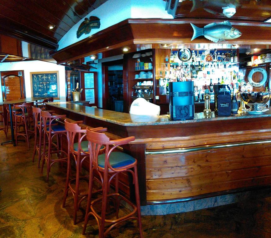 un bar con una fila de taburetes en un restaurante en Le Querrien, en Cancale