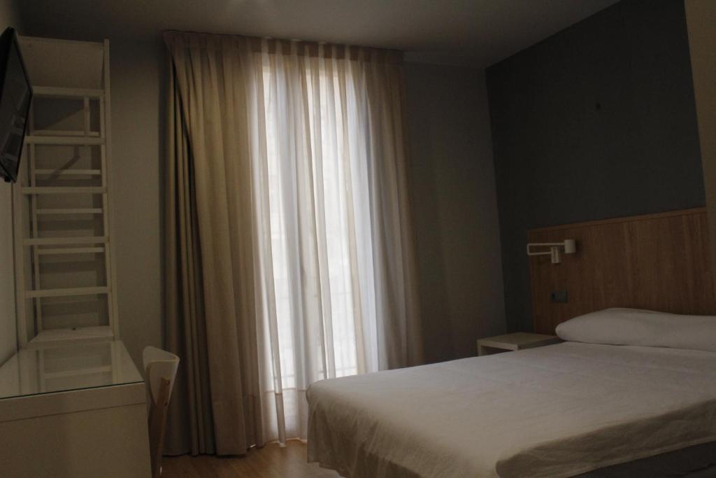 Postel nebo postele na pokoji v ubytování Hostal Universitat