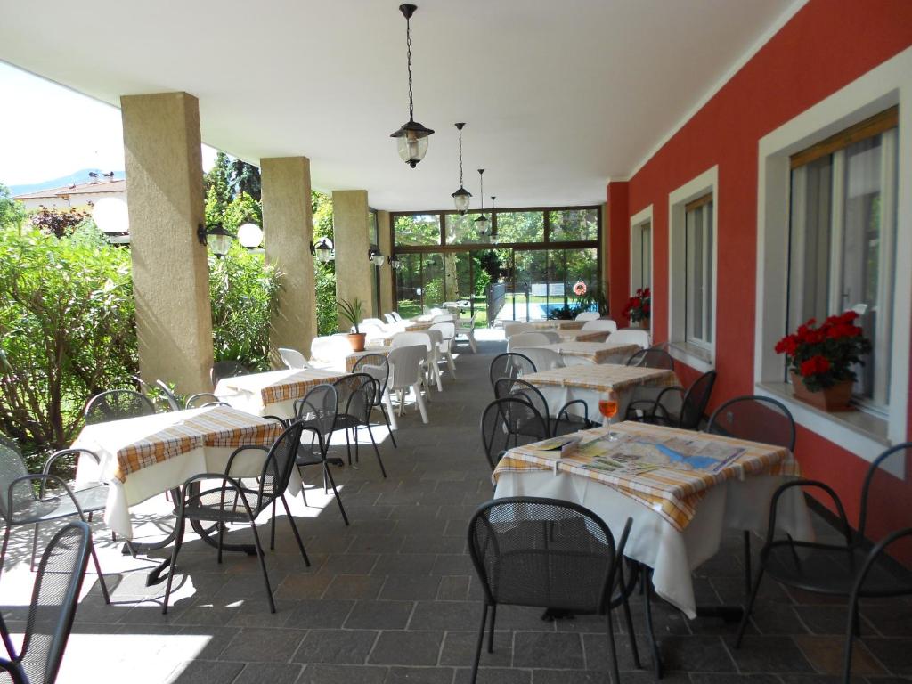 Hotel Ristorante Daino في بياتراموراتا: صف من الطاولات والكراسي على الفناء