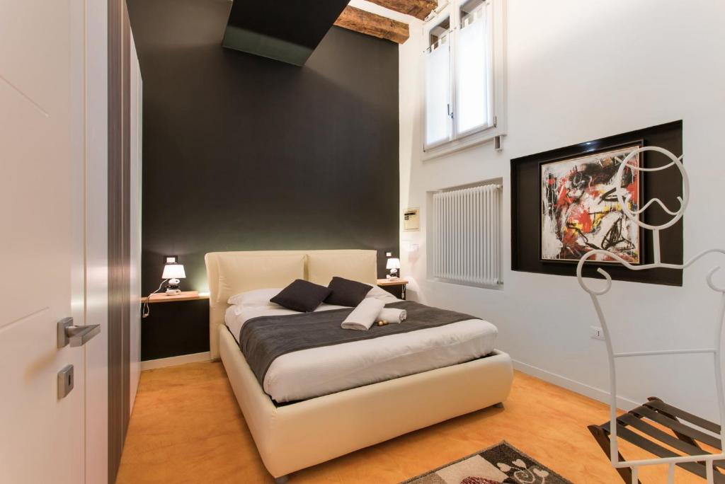 sypialnia z białym łóżkiem w pokoju w obiekcie Barbaria Appartament near Rialto & San Marco w Wenecji