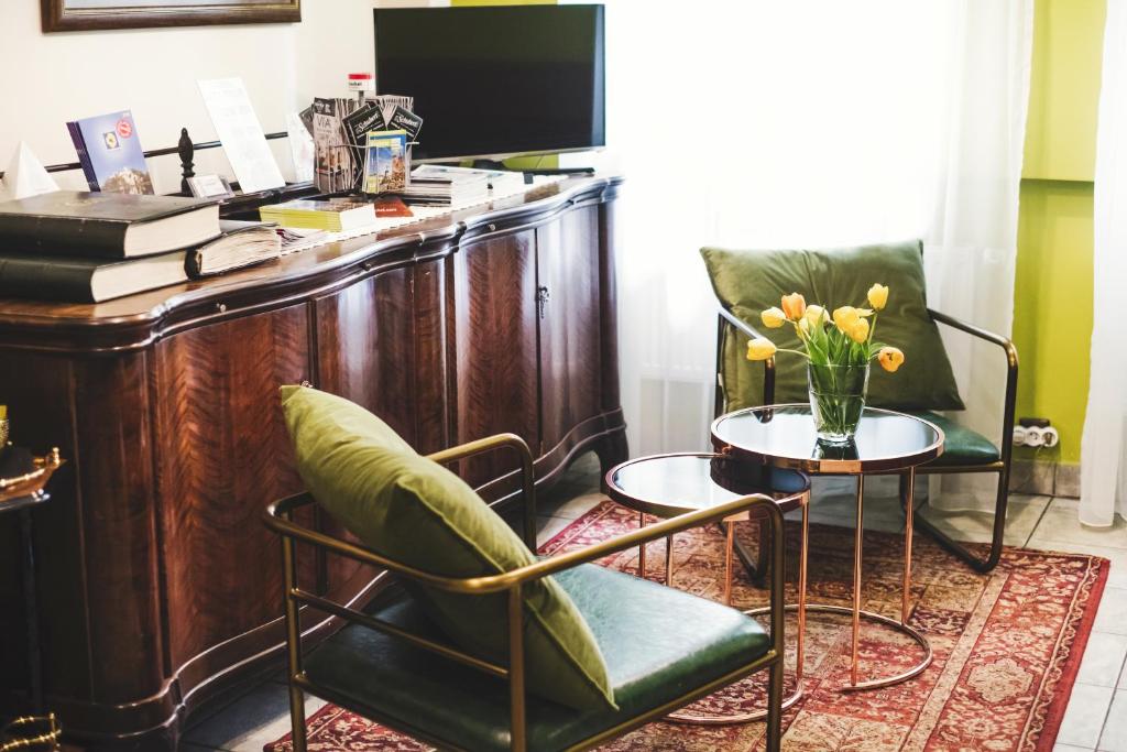 Televízia a/alebo spoločenská miestnosť v ubytovaní Hotel Eden