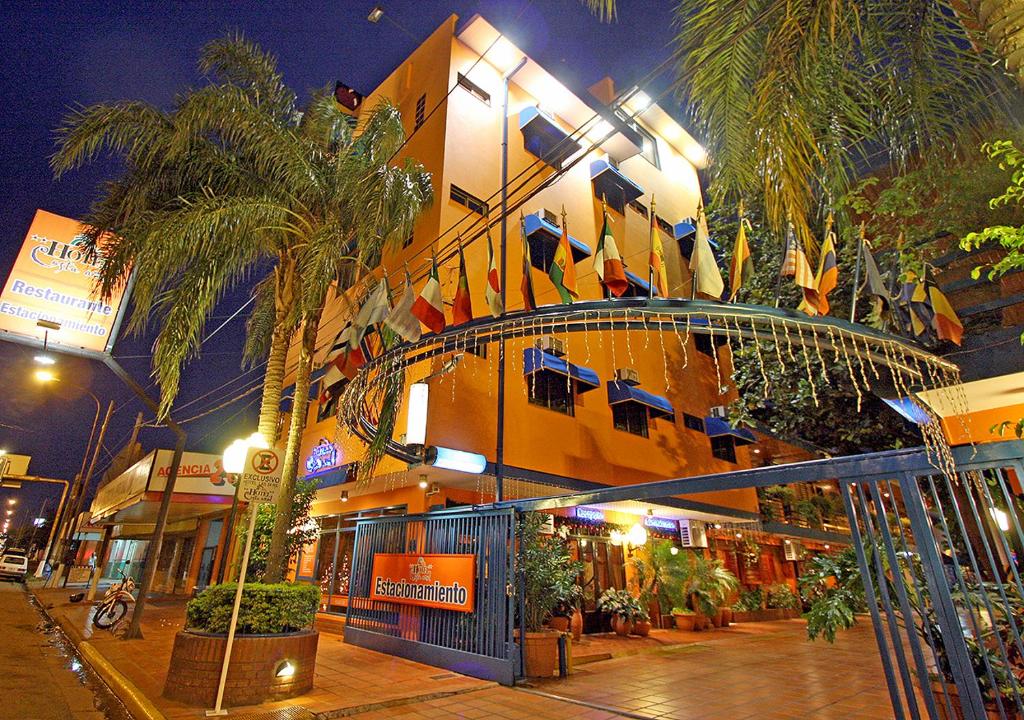 un edificio con palmeras delante en Costa Azul Hotel en Posadas