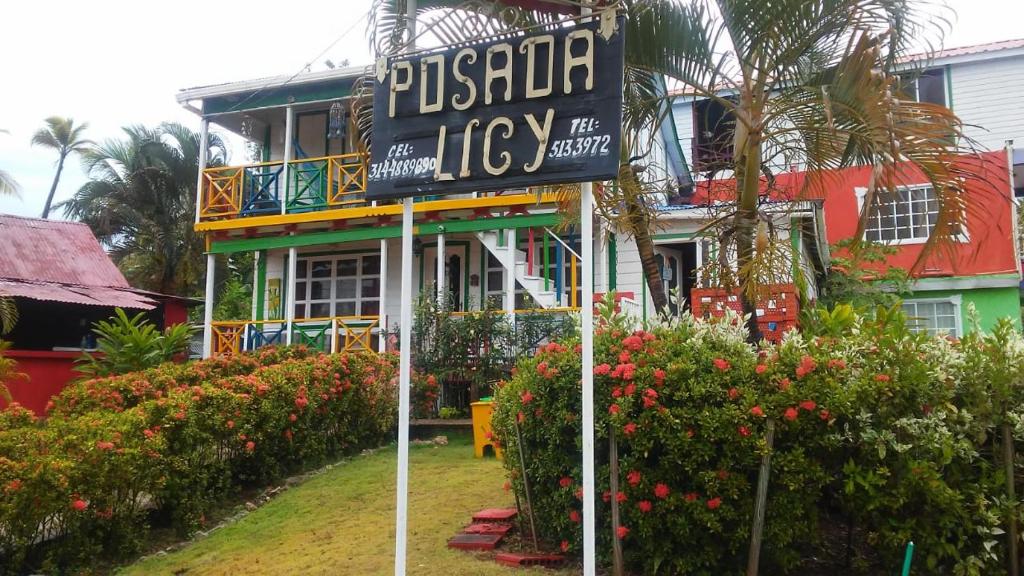 um sinal de lamber pizza em frente a uma casa em Posada Nativa Licy em San Andrés