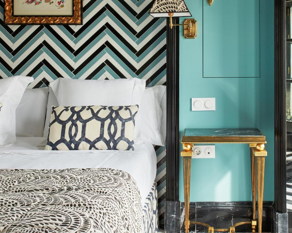 1 dormitorio con cama y pared azul en Triana House, en Sevilla