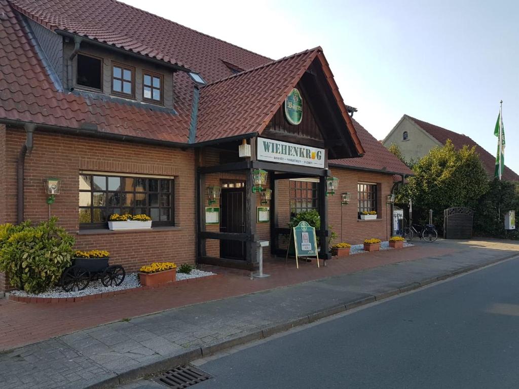 un bâtiment situé sur le côté d'une rue dans l'établissement Wiehenkrug, à Lübbecke