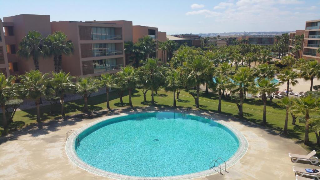 Bazén v ubytování Apartamento Salgados Beach nebo v jeho okolí