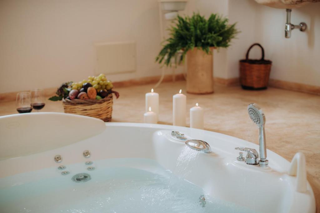A bathroom at Masseria Ancella