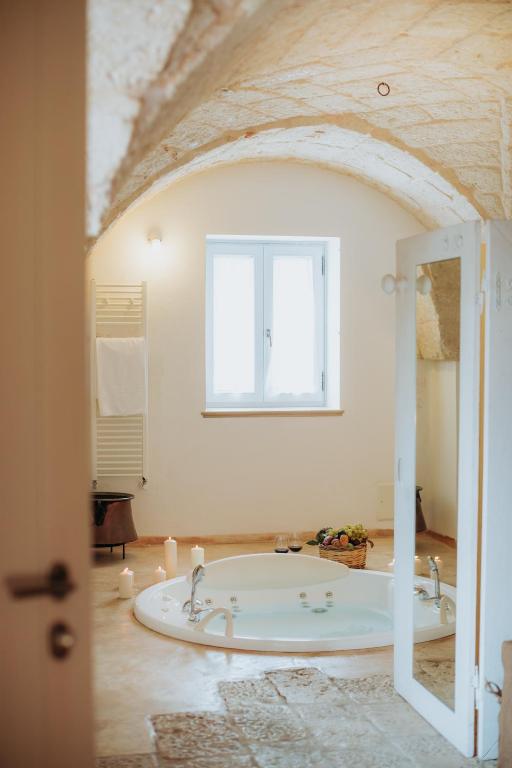 A bathroom at Masseria Ancella