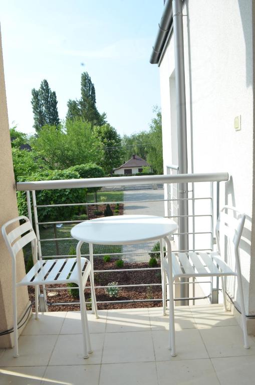 A balcony or terrace at Hannajo apartman