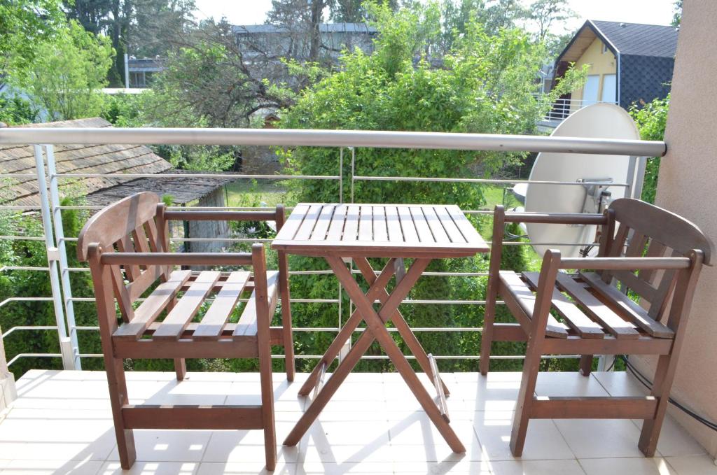 A balcony or terrace at Hannajo apartman