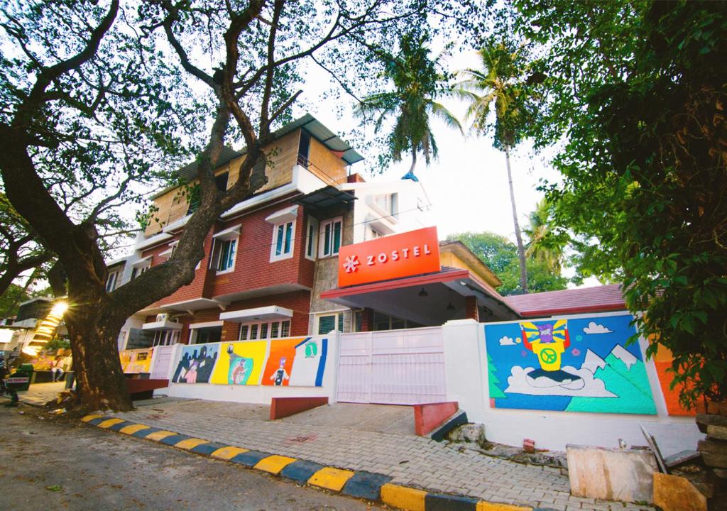 un edificio con un murale sul lato di Zostel Mysore a Mysore