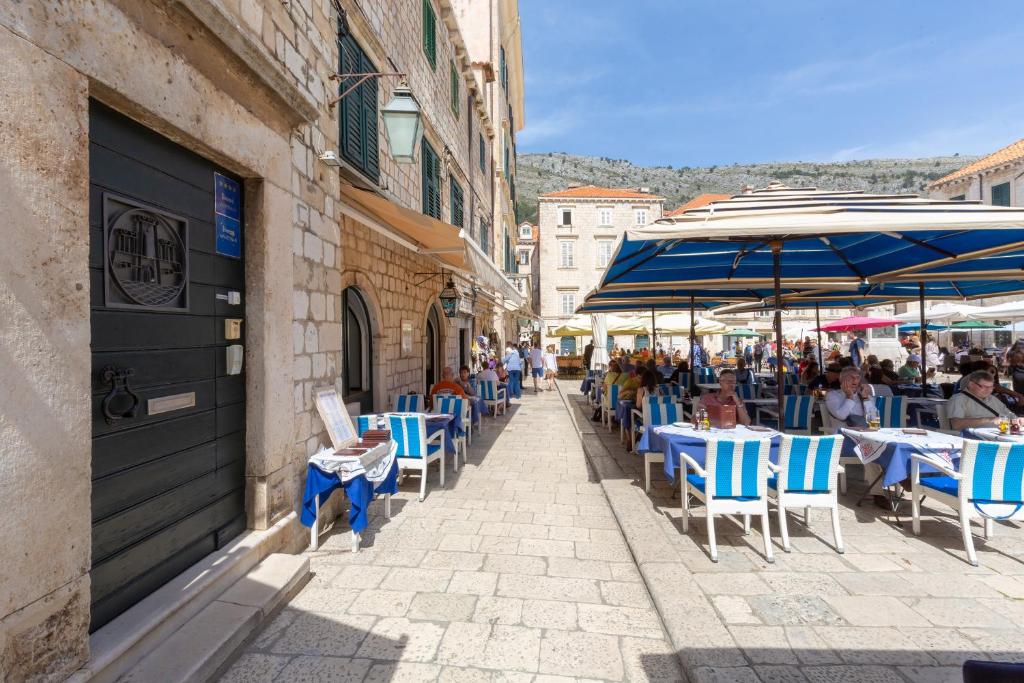 Reštaurácia alebo iné gastronomické zariadenie v ubytovaní Apartment Bona Palace