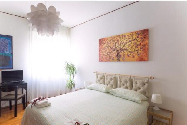 um quarto com uma cama e um quadro na parede em Guest House Cuore del Friuli em Udine