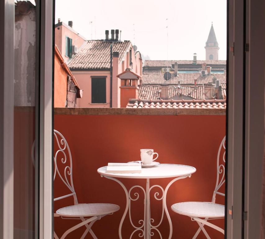 ボローニャにあるBED IN BO Porta San Mamoloのバルコニー(テーブル、椅子、コーヒー付)