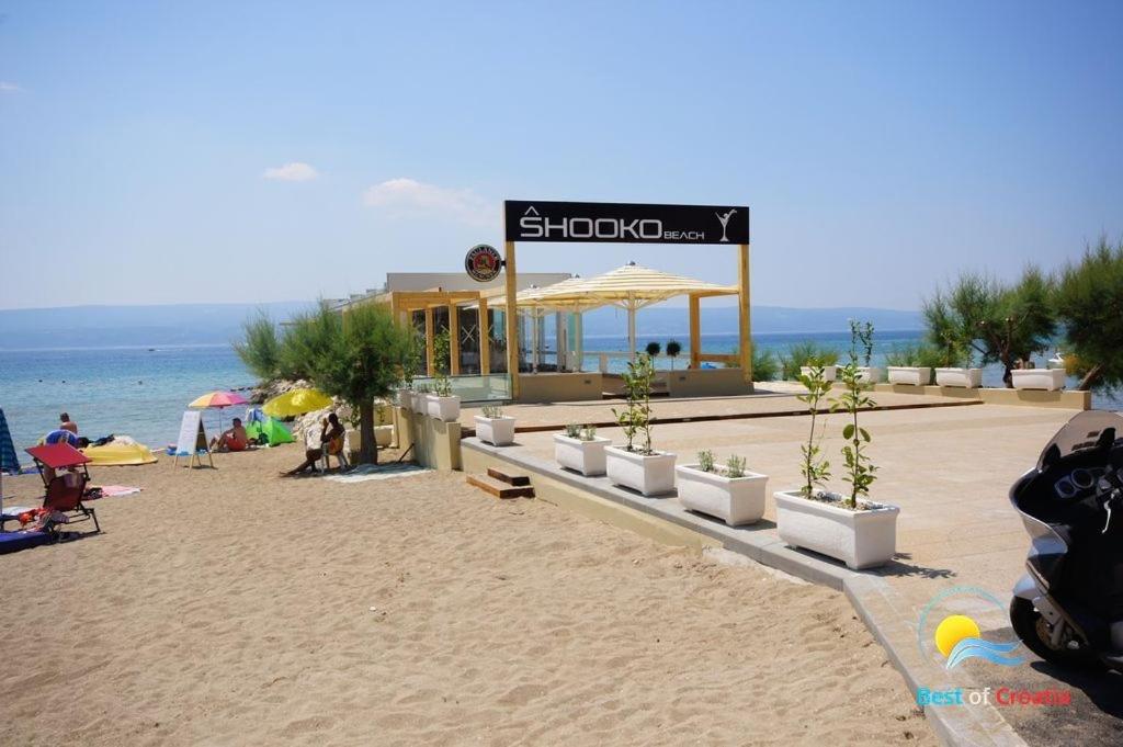 Booking.com: Big group apartment , next to the beach , Jesenice, Hrvatska .  Rezervirajte svoj smještaj već sada!