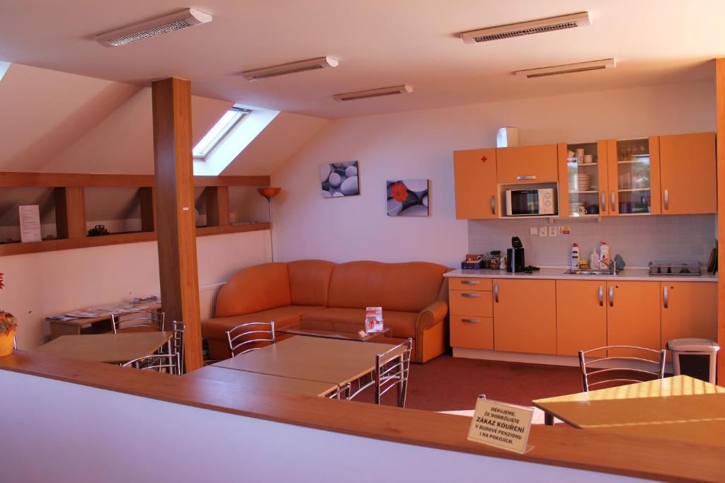 Horka nad Moravou的住宿－霍爾卡酒店，客厅以及带沙发和桌子的厨房。
