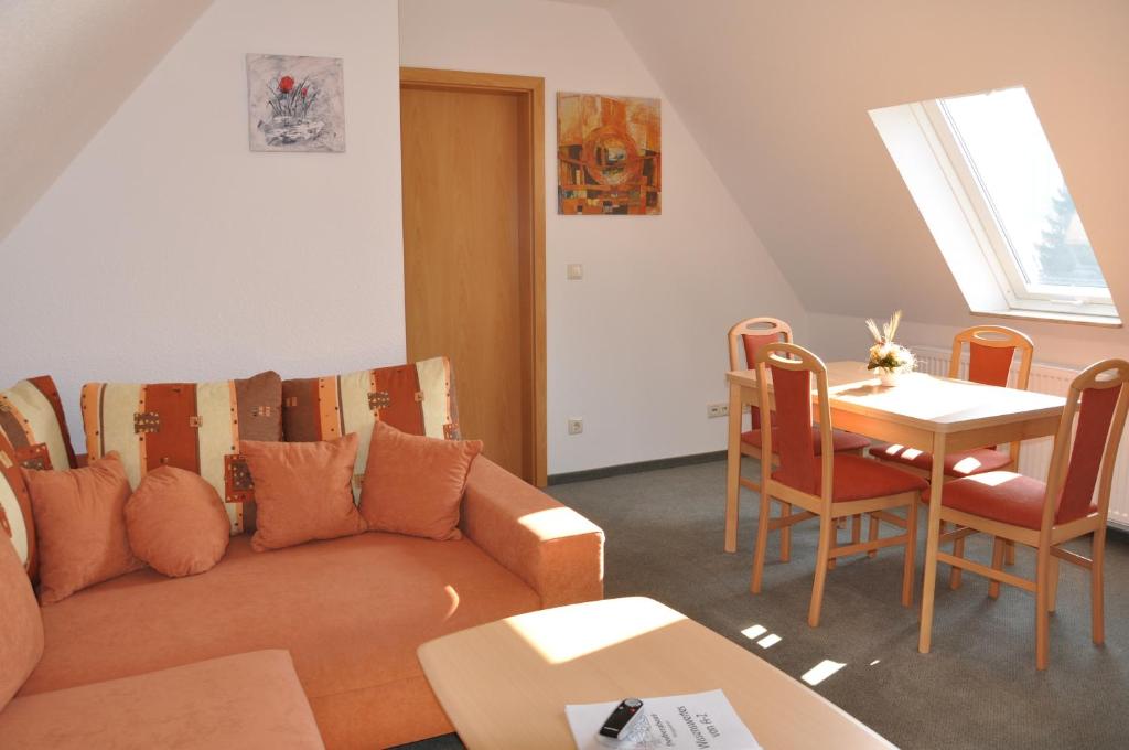 Posezení v ubytování Berggasthof Heuberghaus, direkt am Rennsteig