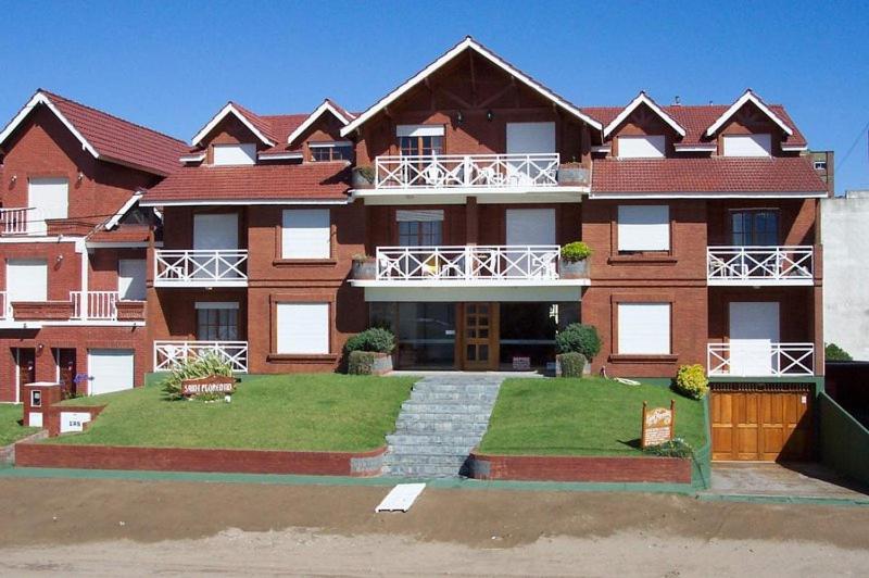 ビージャ・ヘセルにあるSaint Florentin Frente Al Marの赤レンガ造りの大きな建物