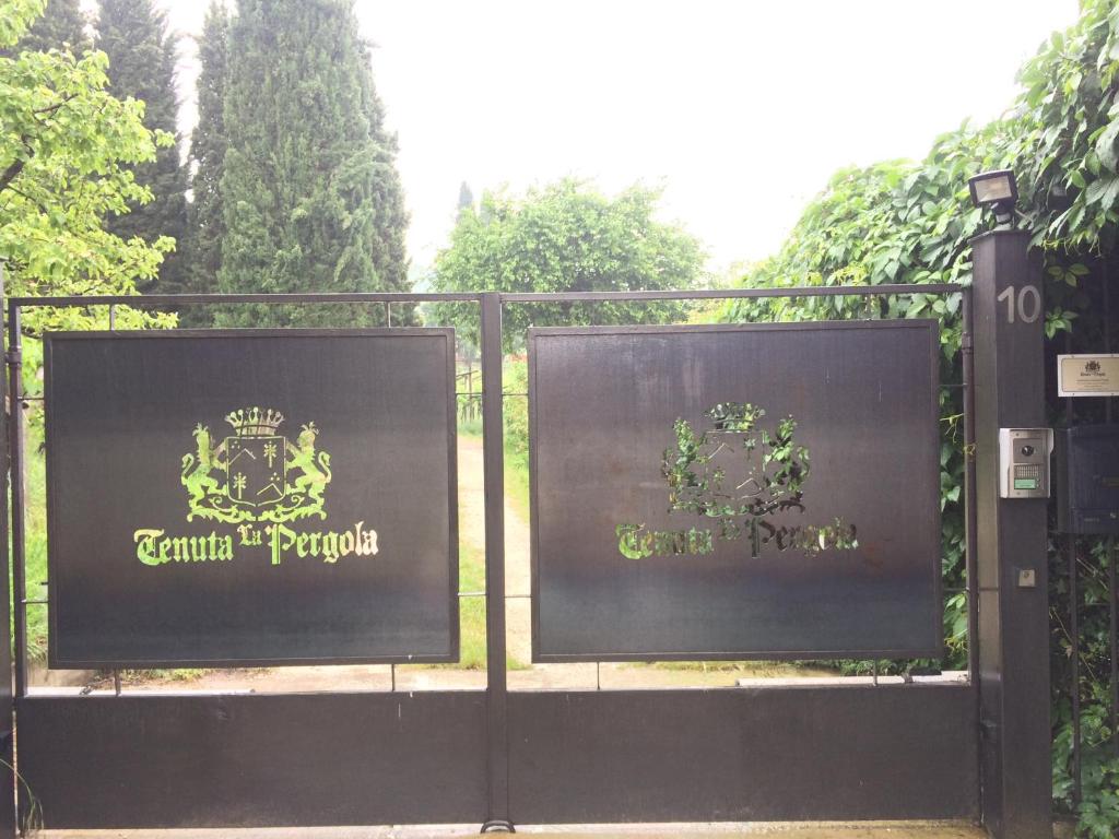 Deux panneaux sur une porte dans un parc dans l'établissement Agriturismo Tenuta la Pergola, à Bardolino