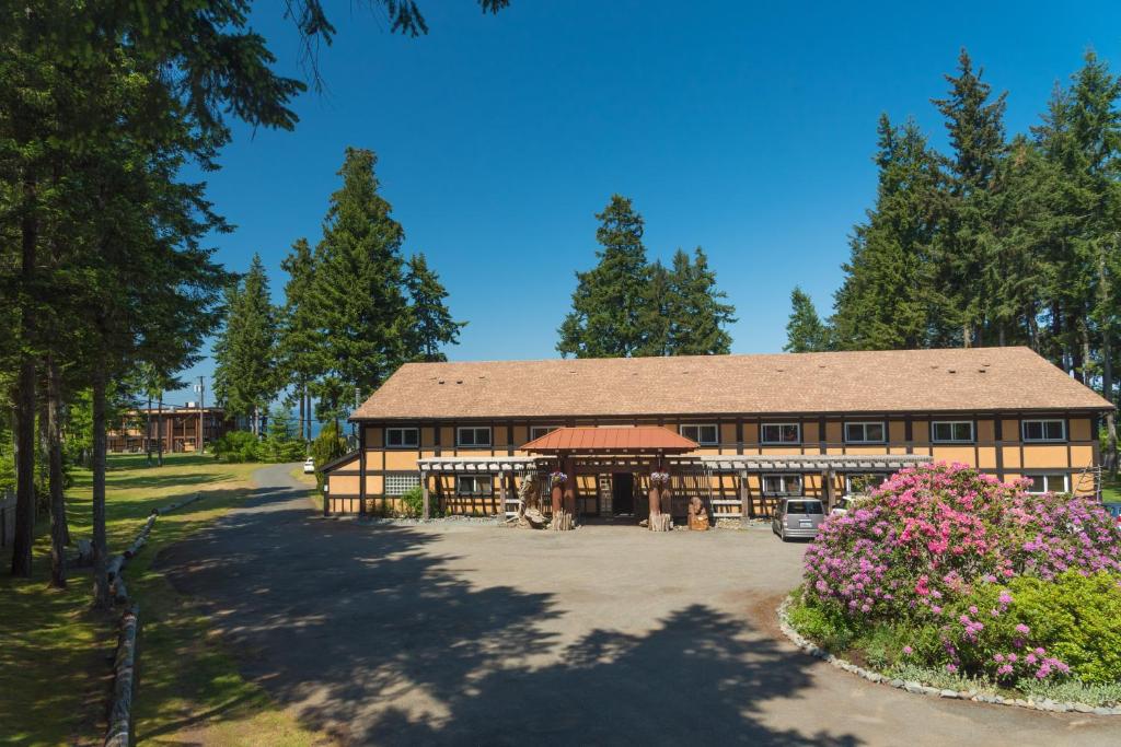 een groot houten gebouw met een paviljoen in een park bij Ocean Resort in Oyster Bay