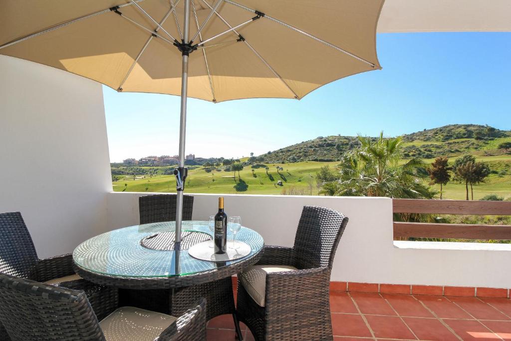 ラ・カラ・デ・ミハスにある"Casa Sidney" Calanova Grand Golfのテーブル(ワイン1本、傘付)
