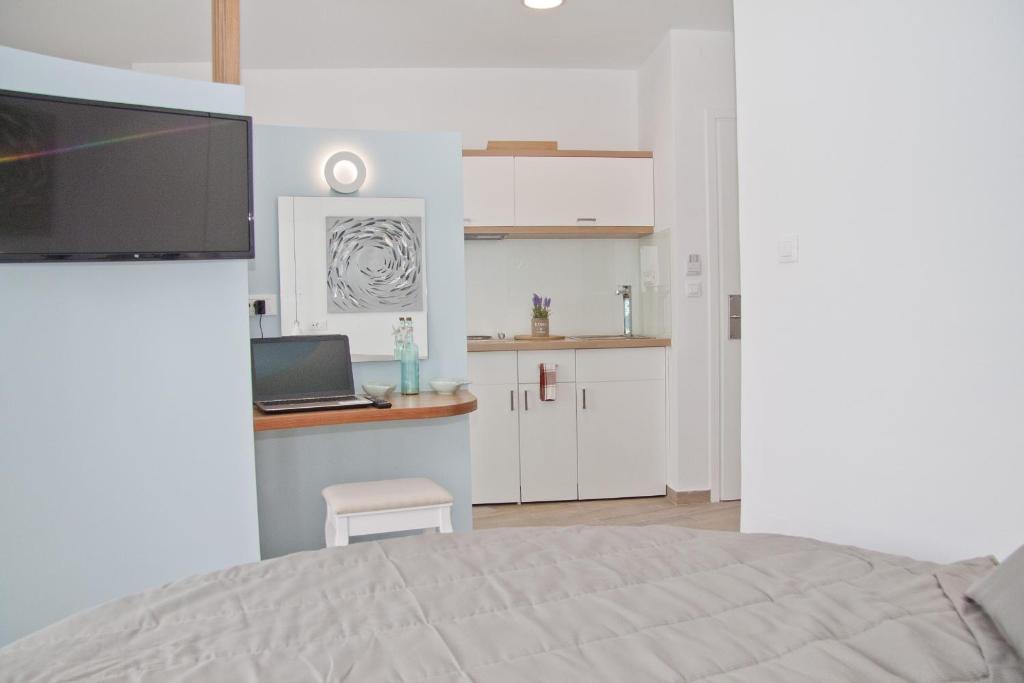 Christina Beach Hotel - Deluxe King Studio - Sea View