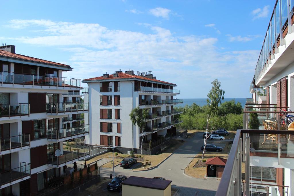 einen Blick vom Balkon eines Apartmentgebäudes in der Unterkunft OK Apartament Uzdrowiskowa in Świnoujście