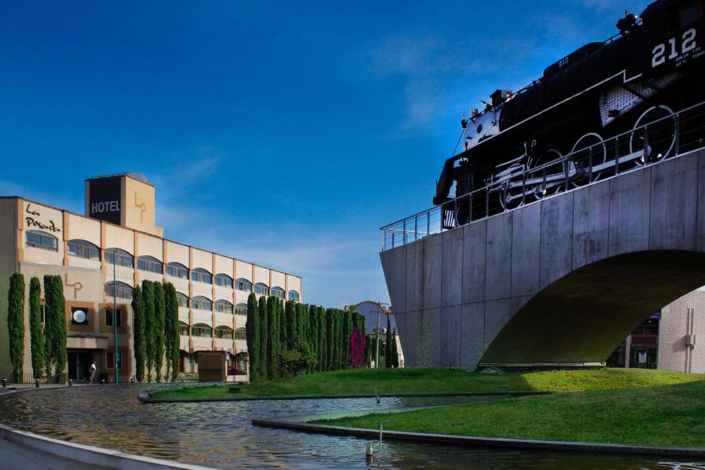 un tren sentado en la parte superior de un puente en Hotel La Posada en Apizaco