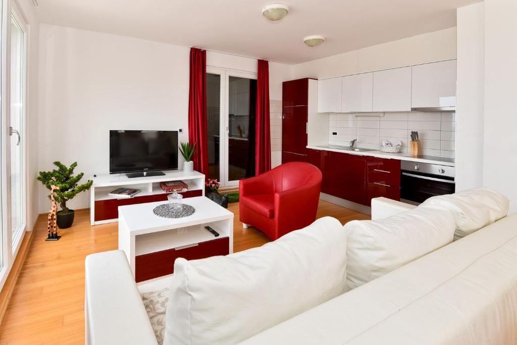 Kuchnia lub aneks kuchenny w obiekcie Apartmani Astrado Petrčane
