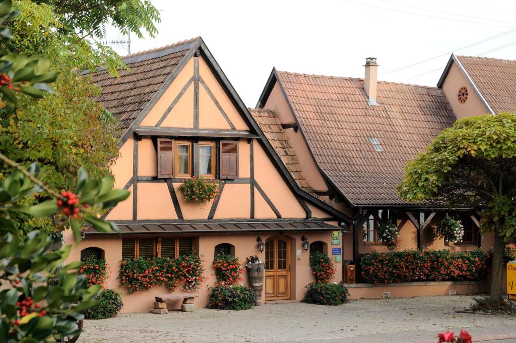 una casa con tetto marrone di Gîte Fahrer-Ackermann a Rorschwihr