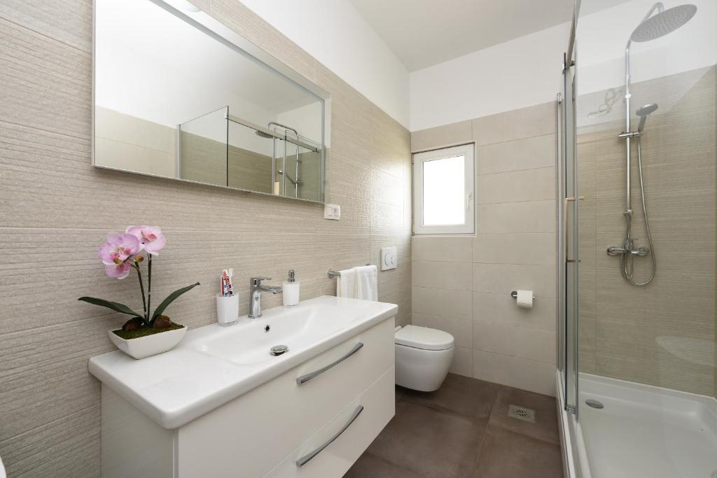 Kúpeľňa v ubytovaní Apartment Monika - Private terrace & Parking