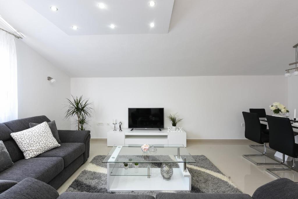 Televízia a/alebo spoločenská miestnosť v ubytovaní Apartment Monika - Private terrace & Parking