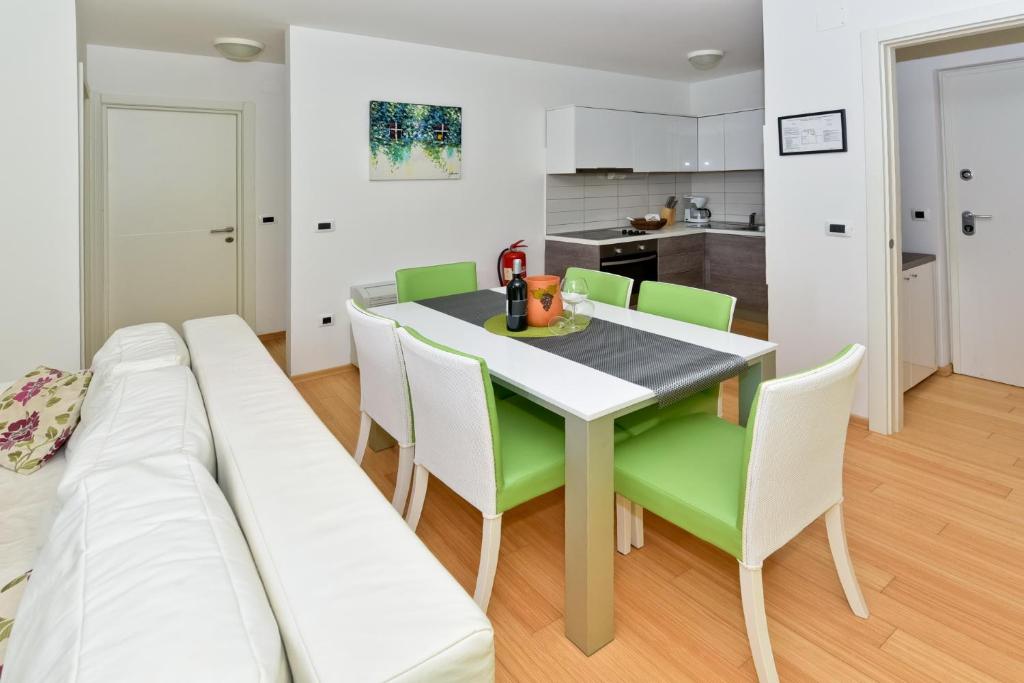 Kuchnia lub aneks kuchenny w obiekcie Apartmani Astrado Petrčane