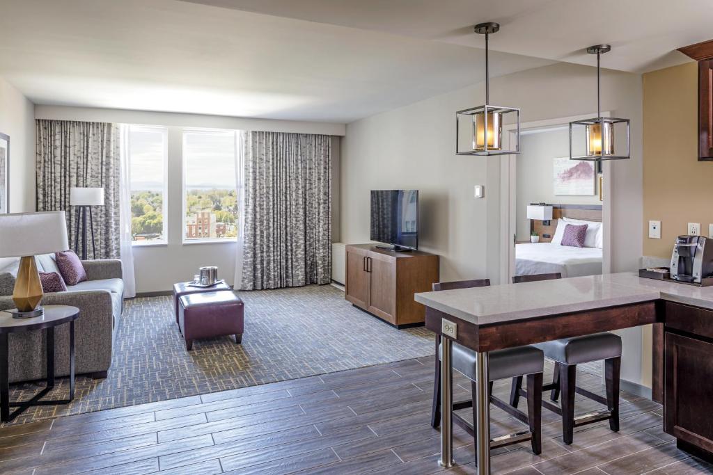 Hotel Madison & Shenandoah Conference Ctr. - Deluxe King Suite