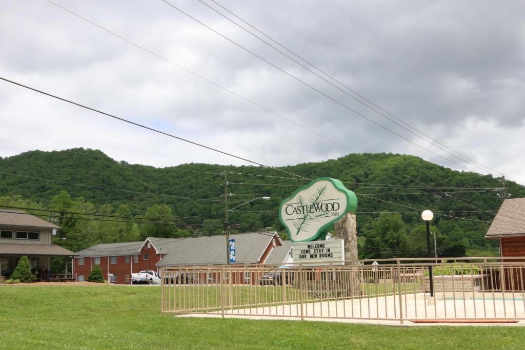 een bord voor een snoepwinkel in een stad bij Castlewood Inn in Maggie Valley