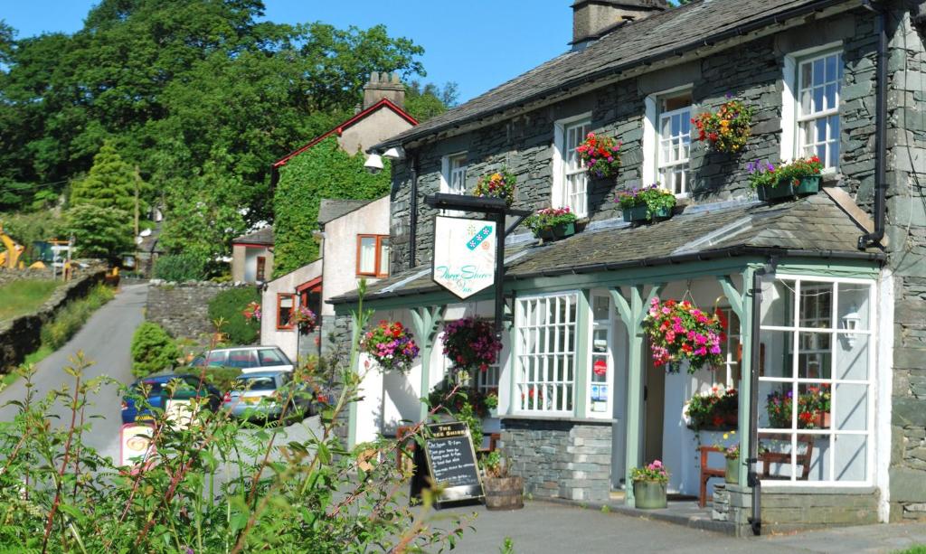 Little LangdaleにあるThree Shires Innの正面に花箱を配した石造りの建物