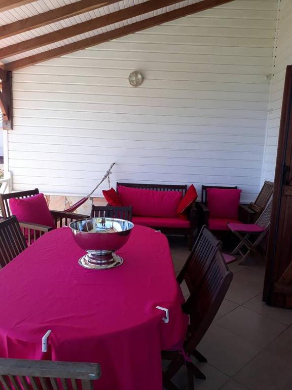 Restaurace v ubytování Charmant T3 climatisé Piscine privée