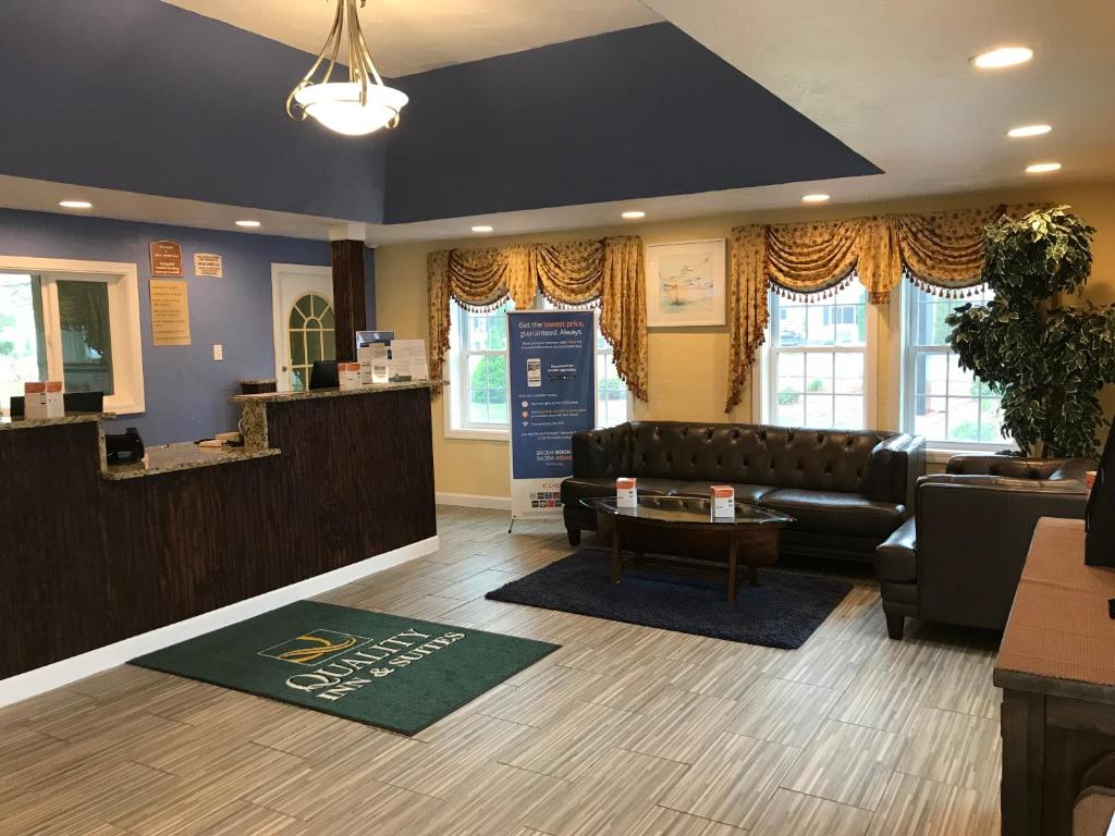
The lobby or reception area at Quality Inn West Yarmouth
