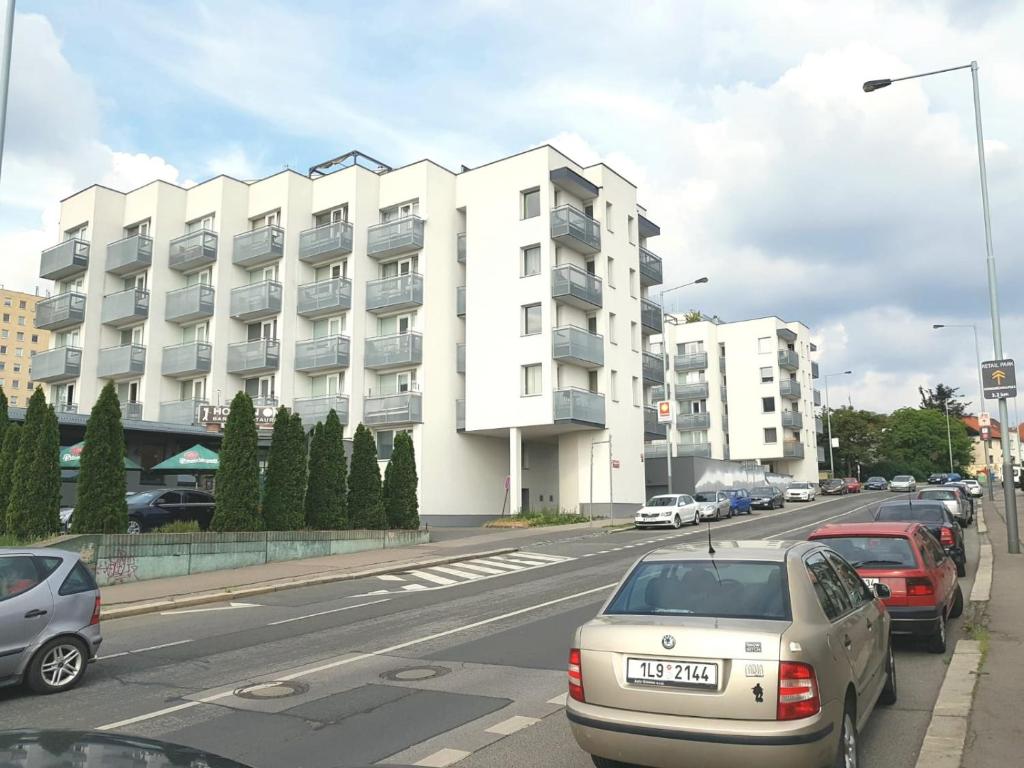 una strada con auto parcheggiate di fronte a un edificio di G support apartment a Praga