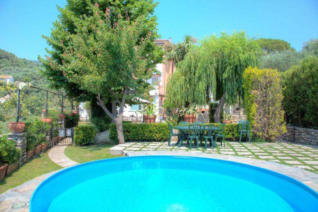 - une piscine dans une cour avec une table et des chaises dans l'établissement Casa del Sole - San Bartolomeo al Mare, à San Bartolomeo al Mare