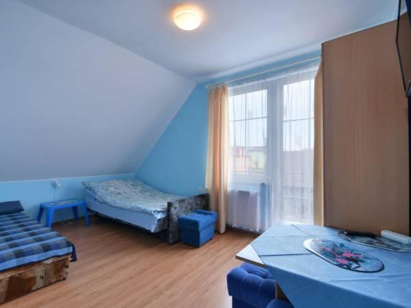 ヤロスワビエツにあるPokoje Gościnne" Anna"のベッド2台と窓が備わる客室です。