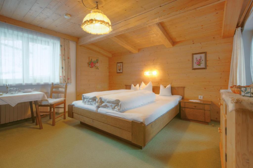 Postel nebo postele na pokoji v ubytování Gästehaus Grauss