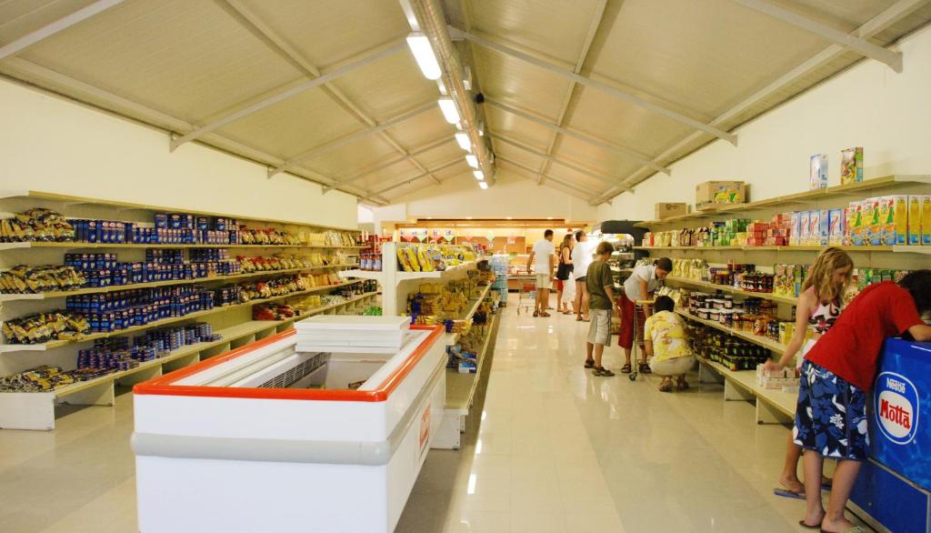Supermarket nebo jiné obchody v  prázdninového areálu nebo okolí