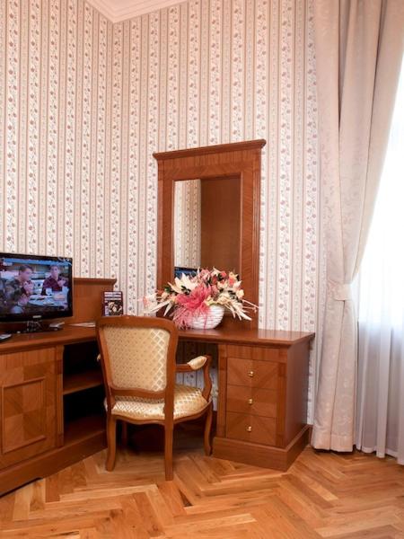 TV a/nebo společenská místnost v ubytování Hotel Zámek Berchtold